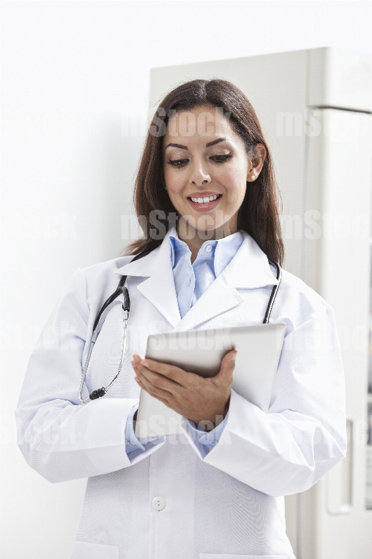 Médico en consulta con Tableta Digital
