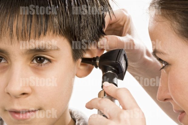 Pediatra revisando a niño en consulta