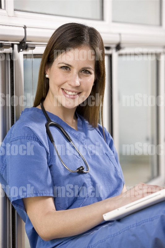 Médico sentado con Laptop