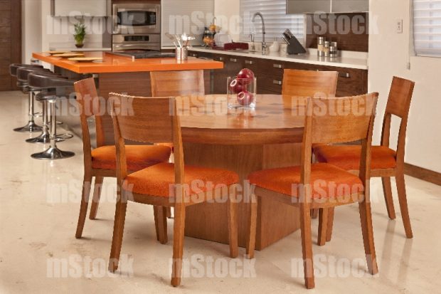 Antecomedor de madera redondo en cocina