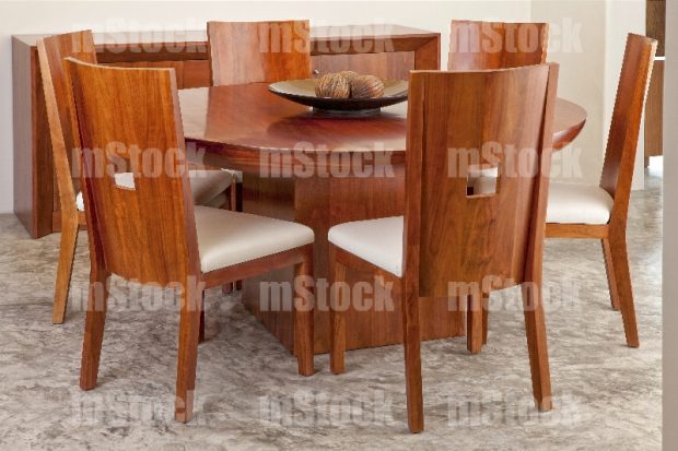 Comedor redondo y credenza de madera