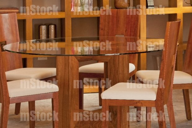Comedor contemporáneo con sillas de madera