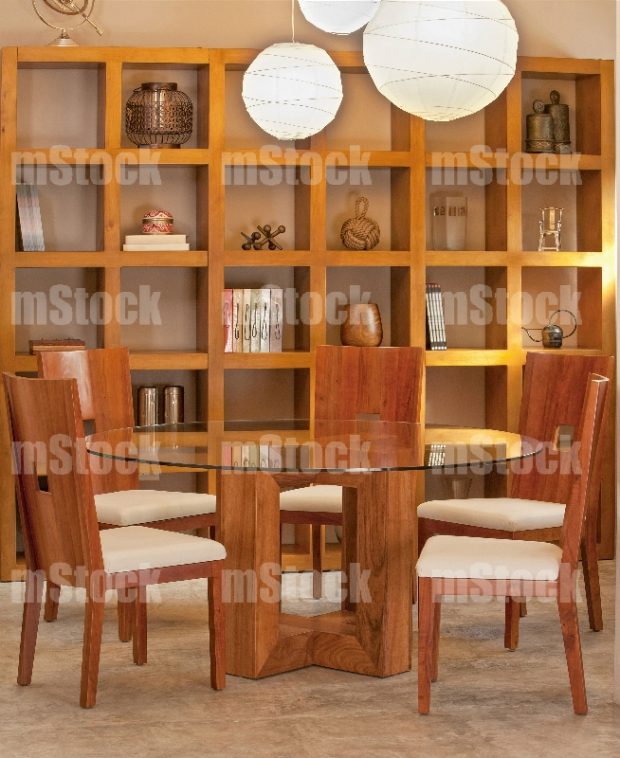 Librero y mesa redonda de vidrio