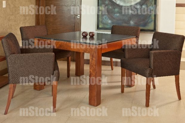 Mesa cuadrada de Madera con cubierta de granito