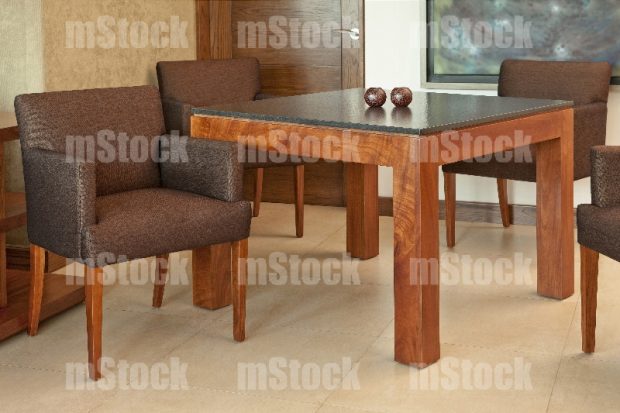 Mesa de madera cuadrada con sillones