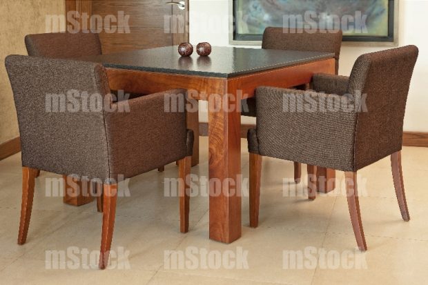 Mesa de madera cuadrada para 4 personas