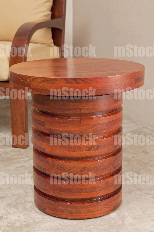 Mesa redonda de madera pequeña