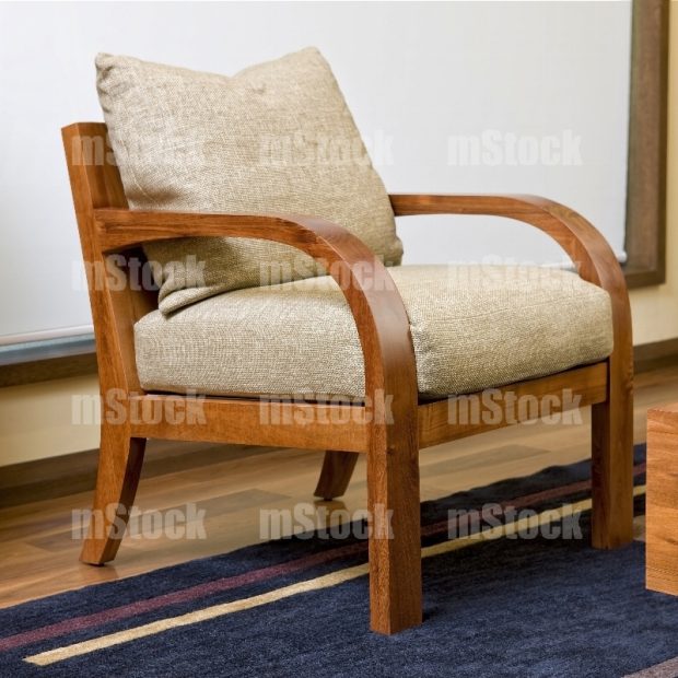 Silla de madera con descansabrazos