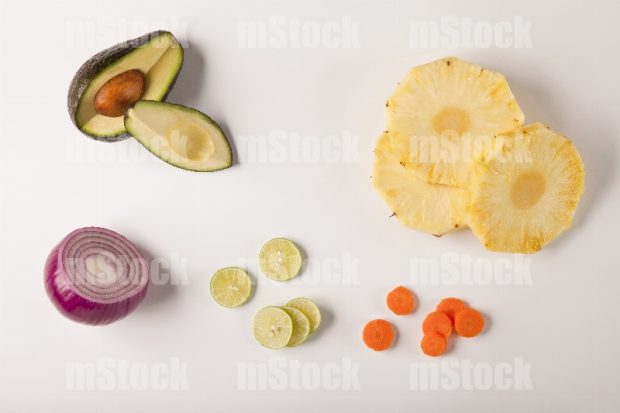 Frutas y verduras frescas rebanadas