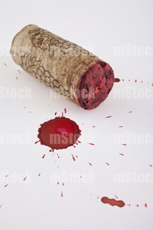 Gota de Vino Tinto y Corcho