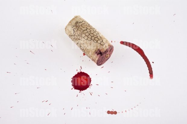 Corcho con manchas de vino tinto