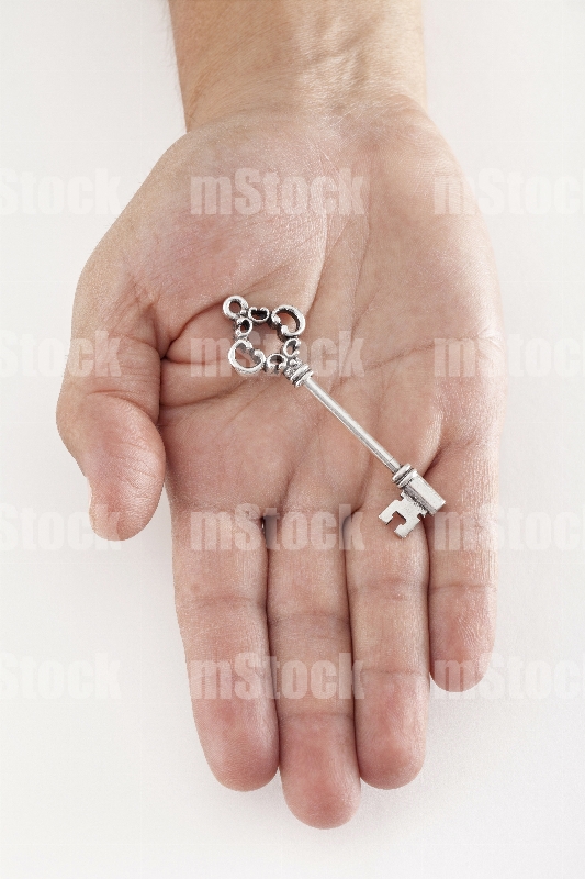 Llave antigua en mano