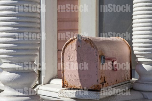 Buzón de correo rosa