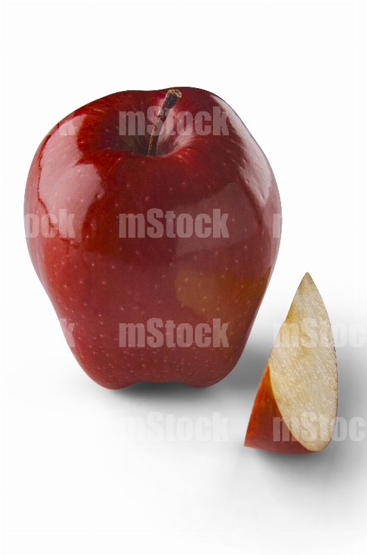 Manzana roja cortada jugosa