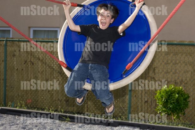 Niño feliz de ir al parque