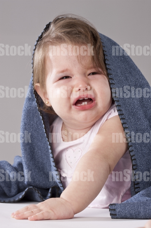 Bebe despierta llorando