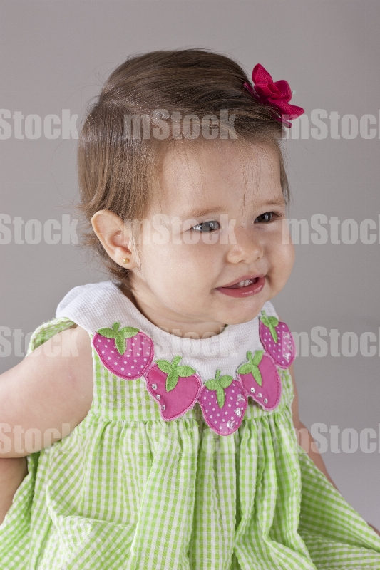 Niña bebe feliz