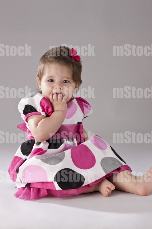 Niña de meses sentada