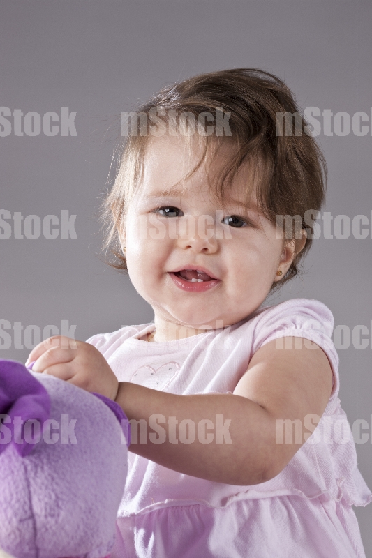 Niña bebe jugando