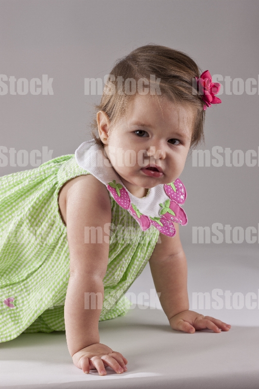 Niña bebe gateando