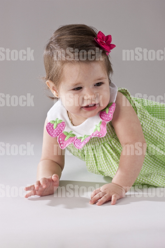 Niña gateando