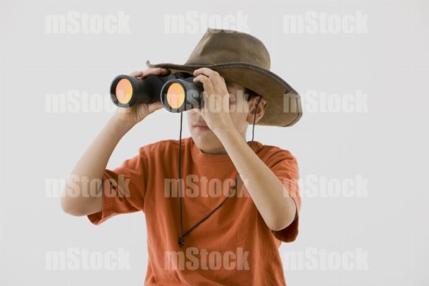 Niño viendo por binoculares