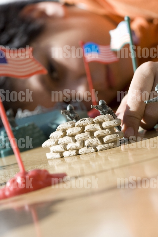 Niño jugando con soldaditos