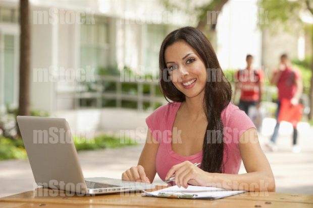Estudiante haciendo tarea