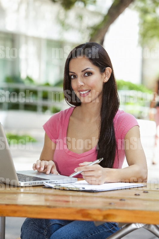 Estudiante universitaria haciendo tarea