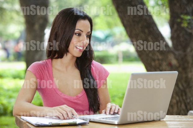 Mujer joven estudiando online
