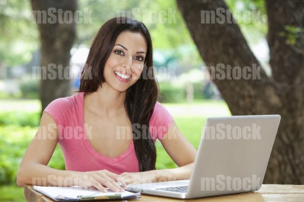 Mujer joven trabajando online