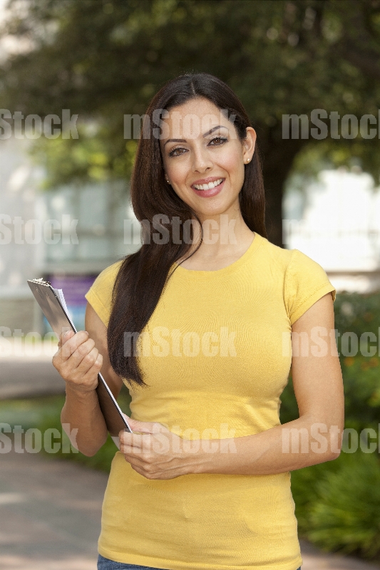 Mujer estudiante en Campus