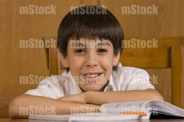 Estudiante escolar feliz
