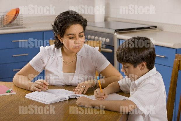 Madre ayudando a su hijo a estudiar