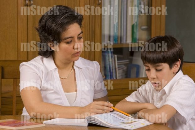 Madre ayudando a su hijo con la tarea