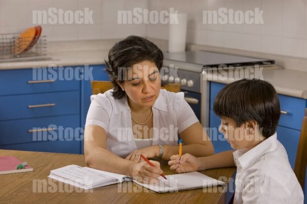 Mama haciendo tarea con su hijo
