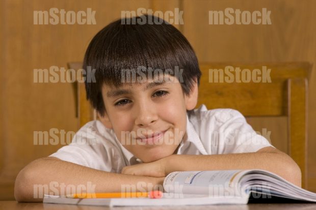 Niño contento de terminar tarea