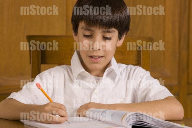 Niño contento haciendo tarea