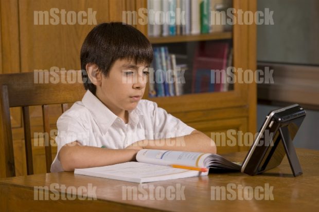 Niño estudiando online