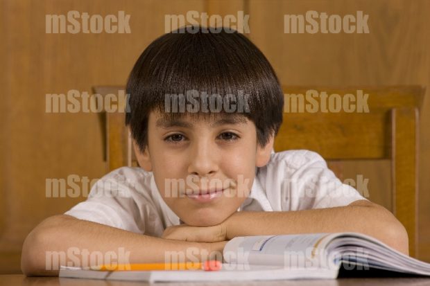 Niño feliz haciendo tarea