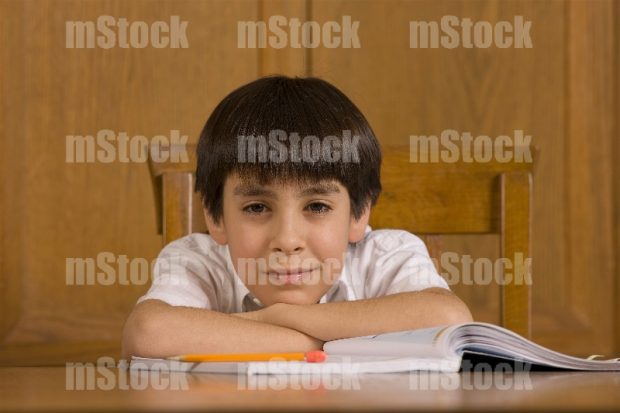 Niño listo para hacer tarea