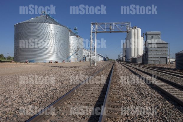 Intermodal Ferroviario con Silos de Cereal