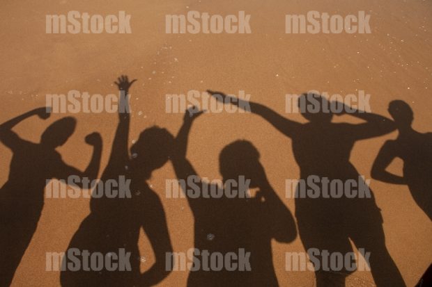 Familia de super heroes en la playa
