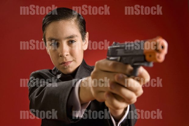 Niño Apuntando con pistola