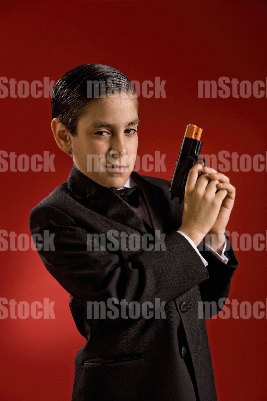 Niño espía con pistola