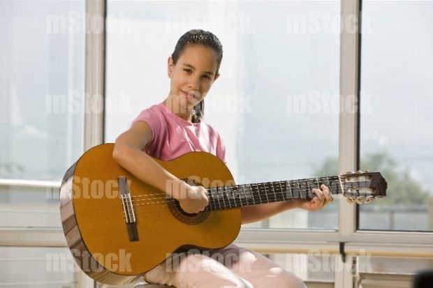 Niña en clase de música
