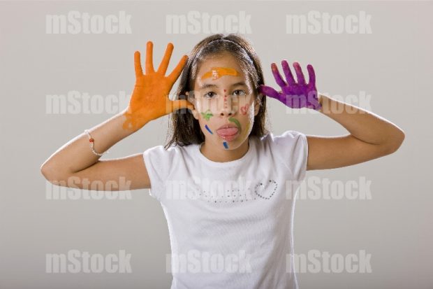Niña haciendo burla