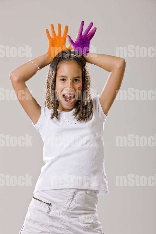 Niña jugando con pinturas de agua