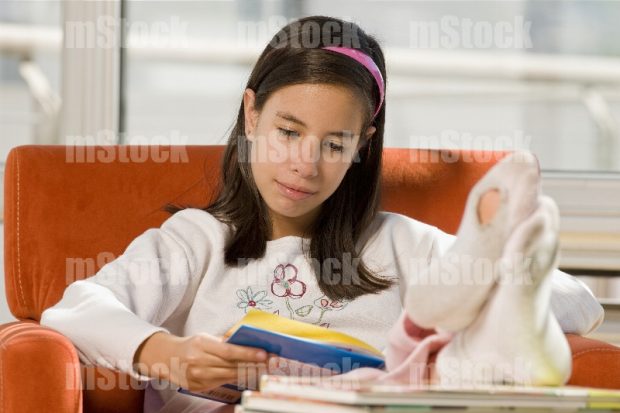 Niña disfrutando de lectura