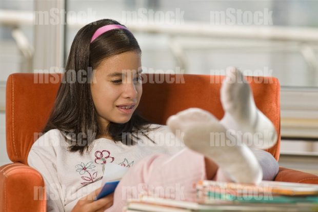 Niña disfrutando su lectura